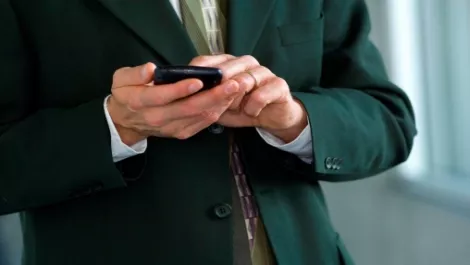 Mobile addicts across the ditch