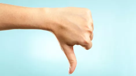 Apple holds hands up to iPhone signal problem