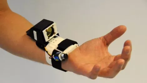 Microsoft senses hands on need for mobile device