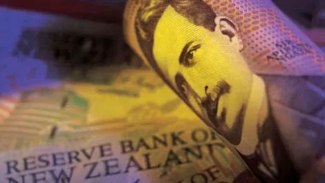 NZ dollar may sink to 70 US cents in 2015 on resurgent greenback: BusinessDesk survey