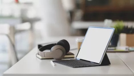 Global headphones market holding up better than expected - report
