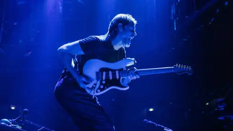 Radiohead adopts wireless guitars for European arena shows